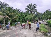 Warga Buntu Turunan Gotong Royong Perbaiki Jalan Rusak, Kades Serahkan Bantuan Semen