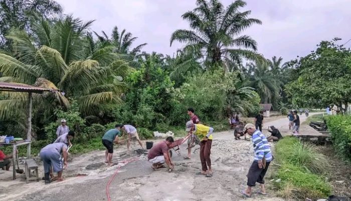 Warga Buntu Turunan Gotong Royong Perbaiki Jalan Rusak, Kades Serahkan Bantuan Semen