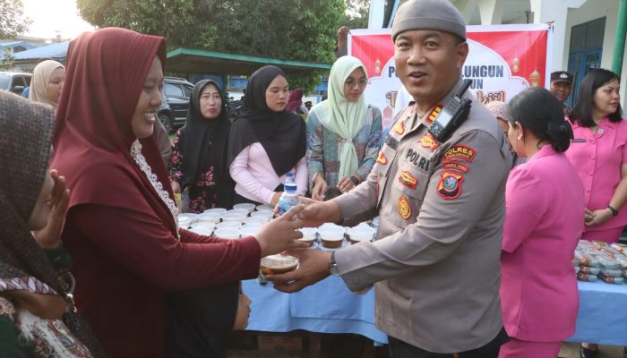 Safari Ramadhan Bagi Takjil ke Karyawan Perkebunan