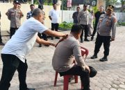 Peduli Kasih, Kanit Reskrim Polsek Labuhan Ruku Peduli Kesehatan, Bagikan Alat Kusuk Tradisional