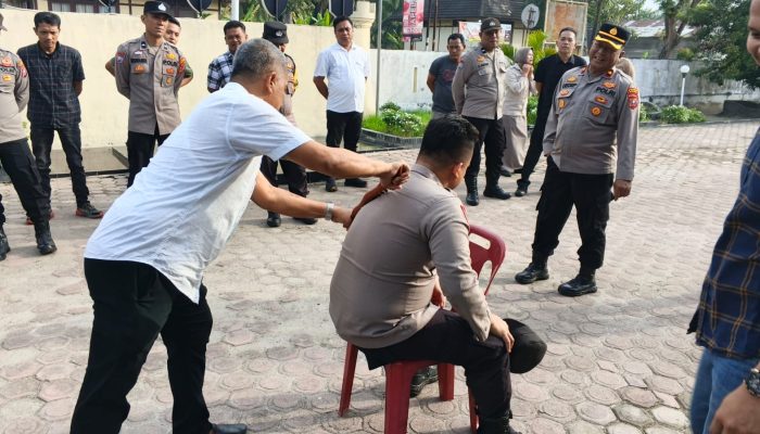 Peduli Kasih, Kanit Reskrim Polsek Labuhan Ruku Peduli Kesehatan, Bagikan Alat Kusuk Tradisional