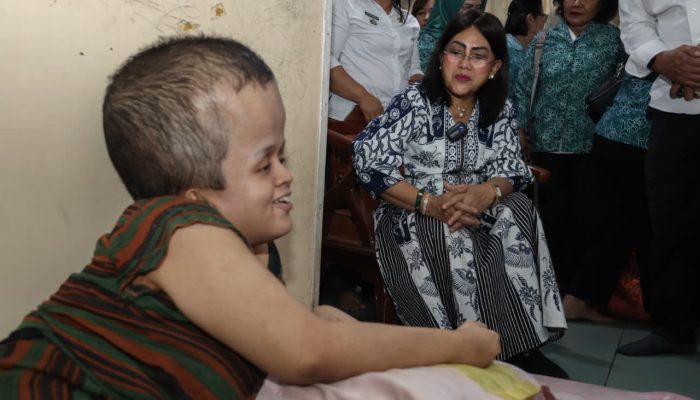 Ny Liswati Wesly Silalahi Kunjungi Sukma Adhany, Beri Bantuan dan Semangat