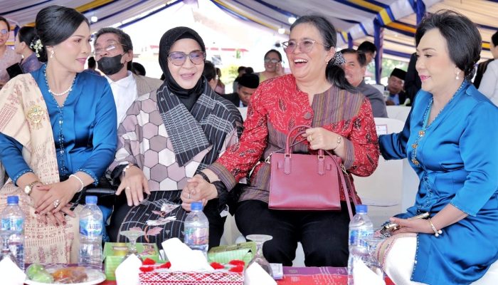 Ny. Hj Darmawati Anton Achmad Saragih Hadiri Hari Jadi Samosir ke-22