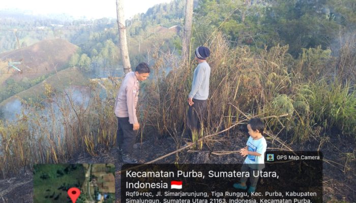 Polsek Dolok Pardamean Gerak Cepat Padamkan Kebakaran Lahan di Simalungun