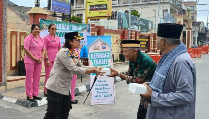 Polres Samosir Bagikan Takjil kepada Masyarakat, Wujud Kepedulian Polri