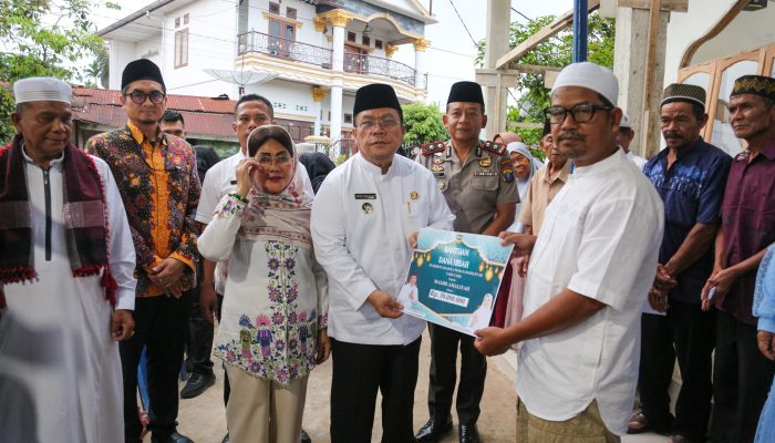 Wali Kota Pematangsiantar Bagikan Santunan dan Dana Hibah di Masjid Amaliyah