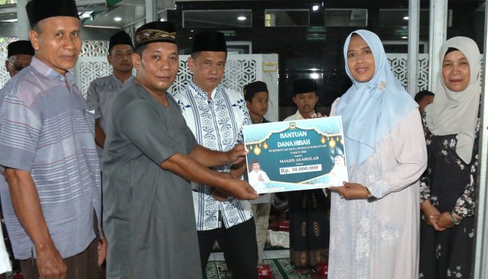 Wakil Wali Kota Pematangsiantar Herlina Bagikan Dana Hibah di Masjid As Sholeh