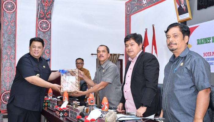 Bupati Samosir Sampaikan Nota Pengantar 4 Ranperda dalam Rapat Paripurna DPRD.