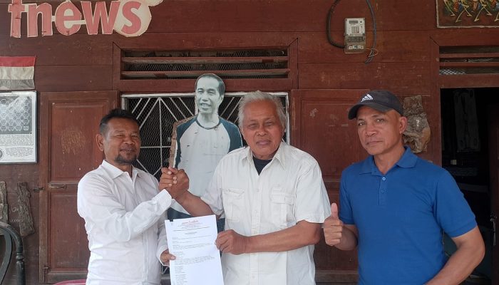 Yayasan Pusuk Buhit Serahkan SK Kepanitiaan Gerakan Sejuta Pohon dan Sejuta Bibit Ikan untuk Kawasan Danau Toba.