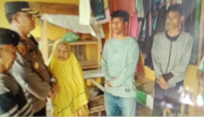 Kapolsek Tanah Jawa Antar Nenek Pikun Kembali ke Keluarga, Hati Haru Meleleh