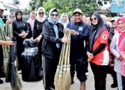 TP PKK Simalungun Gelar Bersih Bersih Desa, Siapkan Idul Fitri. Ny Hj Darmawati:”Kebersihan sebagian dari iman.”