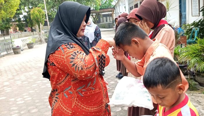 UPTD SDN 017961 Pulau Rakyat Tua Salurkan Bantuan Ramadhan Bersumber dari Dana Infak Siswa dan guru