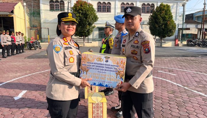 Bingkisan Lebaran Jadi Penyemangat Personel, Polres Samosir Gelar Apel Penyerahan di Tengah Operasi Ketupat 2026