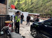 Polisi di Samosir Bantu Mobil Mogok di Jalur Perbukitan Tele