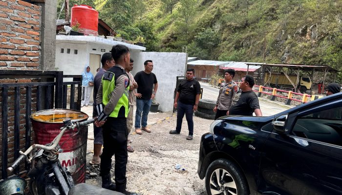 Polisi di Samosir Bantu Mobil Mogok di Jalur Perbukitan Tele