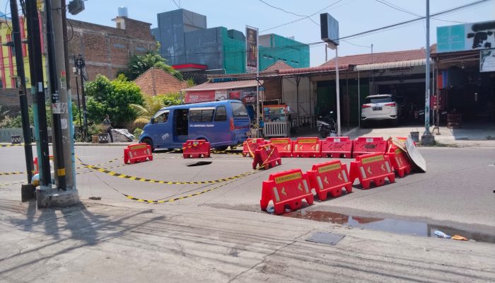 Jalan Gereja Pematangsiantar Ambles, Pengendara Diminta Berhati-hati