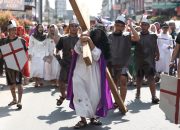 Ribuan Umat Katolik Siantar Ikuti Jalan Salib. Wesly: “Jumat Agung ajarkan kasih, pelihara toleransi dan persaudaraan.”