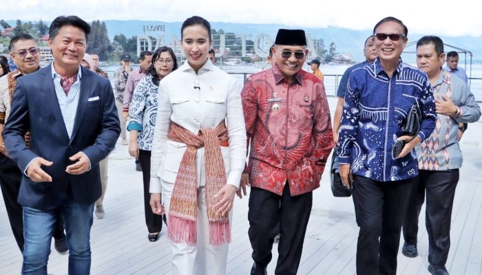 Menpar Widiyanti Tinjau Parapat, Dorong Danau Toba Jadi DPSP Kelas Dunia