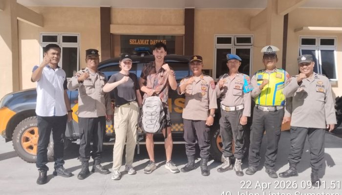 Polisi Girsang Sipangan Bolon Kembalikan Tas Berisi Paspor Milik Turis Belanda yang Tertinggal di Taksi