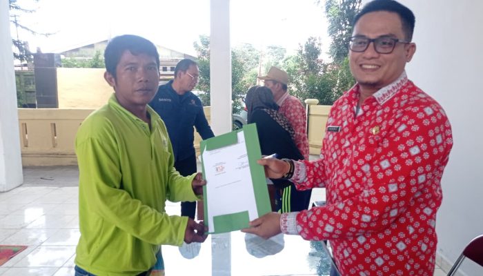 Dinas Lingkungan Hidup Pematangsiantar Serahkan Kontrak Kerja 66 Petugas Kebersihan