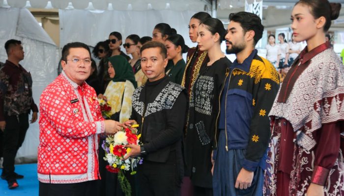 Wali Kota Pematangsiantar Buka Fashion Show Wastra “Etnika Moderna”, Dorong UMKM Tembus Pasar Global