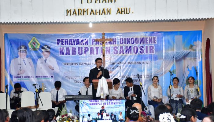 Paskah Oikoumene Samosir 2026 Digelar di Pelosok, Bupati Serahkan Bantuan Rp50 Juta ke Gereja St. Clara