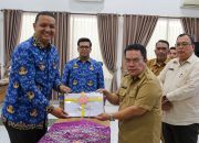 Wali Kota Wesly Serahkan 93.542 SPPT PBB P-2 ke Camat, Tekankan Pelayanan dan Distribusi Tepat Waktu