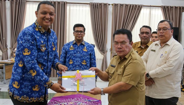Wali Kota Wesly Serahkan 93.542 SPPT PBB P-2 ke Camat, Tekankan Pelayanan dan Distribusi Tepat Waktu