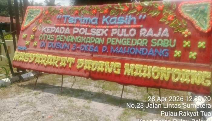 Bandar Narkoba di Padang Mahondang Ditangkap, Warga Kirim Papan Bunga ke Polsek Pulau Raja