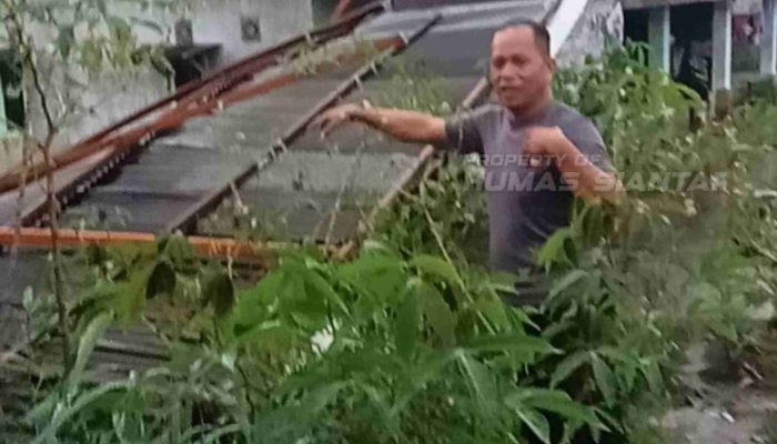 Kapolsek Siantar Martoba Cek Rumah Rusak Diterjang Puting Beliung di Jalan Sibatu Batu