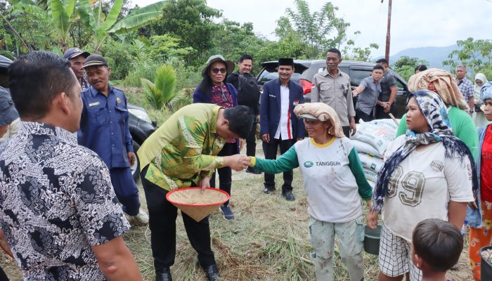 Dukung Asta Cita Presiden, Bupati Samosir Tanam 16 Ton Bibit Bawang Putih di Simanindo