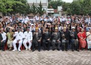 Peringati Hardiknas 2026 di Siantar, Guru SMPN 1 Kenakan Pakaian Adat Simalungun