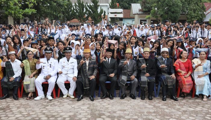 Peringati Hardiknas 2026 di Siantar, Guru SMPN 1 Kenakan Pakaian Adat Simalungun