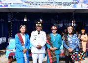 Hardiknas 2026 di Samosir: Upacara Kenakan Ulos, Wabup Tegaskan Pendidikan Berakar Budaya Lokal