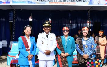 Hardiknas 2026 di Samosir: Upacara Kenakan Ulos, Wabup Tegaskan Pendidikan Berakar Budaya Lokal
