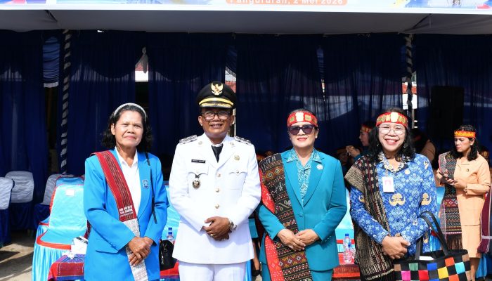 Hardiknas 2026 di Samosir: Upacara Kenakan Ulos, Wabup Tegaskan Pendidikan Berakar Budaya Lokal