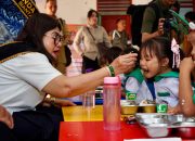 Bunda PAUD Pematangsiantar Liswati Wesly Silalahi Kunjungi PAUD-SAB, Minta Perbaikan Sarana Belajar