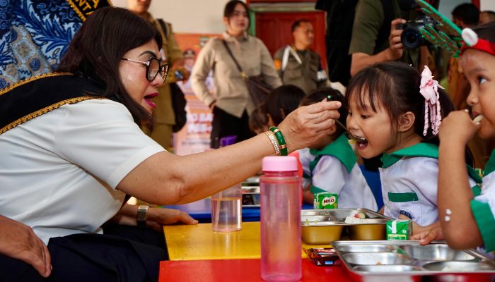 Bunda PAUD Pematangsiantar Liswati Wesly Silalahi Kunjungi PAUD-SAB, Minta Perbaikan Sarana Belajar