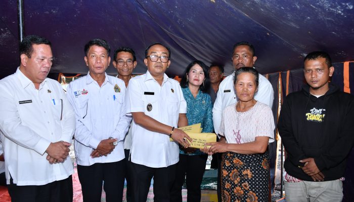 Pemkab Samosir Serahkan Bantuan Rp60 Juta Lebih ke Korban Kebakaran Dosroha, Wabup: Warga Tidak Sendirian