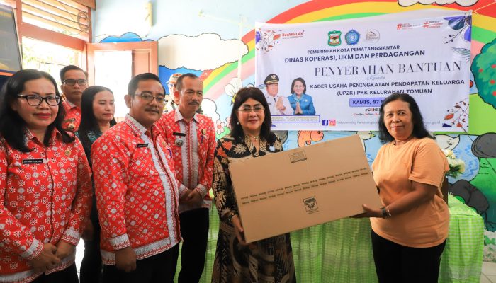 Ketua TP PKK Pematangsiantar Salurkan Bantuan Peralatan untuk 65 UMKM UP2K Tomuan