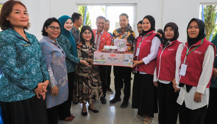 Ketua TP PKK Pematangsiantar Tutup Pembinaan Kader Posyandu Nagapita, Serahkan Seragam dan Alkes