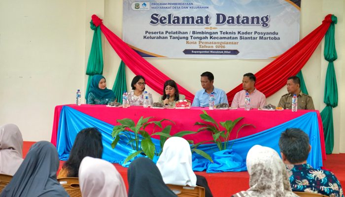 Ketua TP PKK Pematangsiantar Tutup Pembinaan Kader Posyandu Tanjung Tongah, Serahkan Alkes dan Rompi