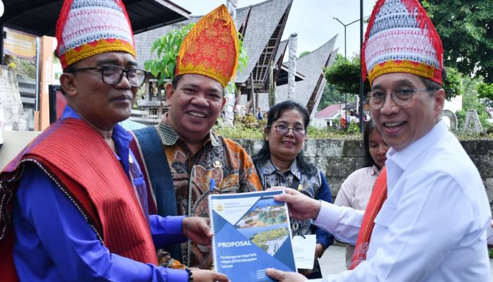 Wamen PPN Kunjungi Samosir, Wabup Serahkan Proposal Pengembangan Destinasi Wisata Baru