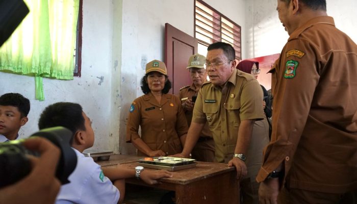 Wali Kota Wesly Silalahi Tekankan Karakter dan Integritas di Upacara SMPN 4 Pematangsiantar