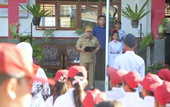 Wali Kota Wesly Jadi Pembina Upacara di SD Almamaternya, Tegaskan Integritas Pelaksanaan MBG