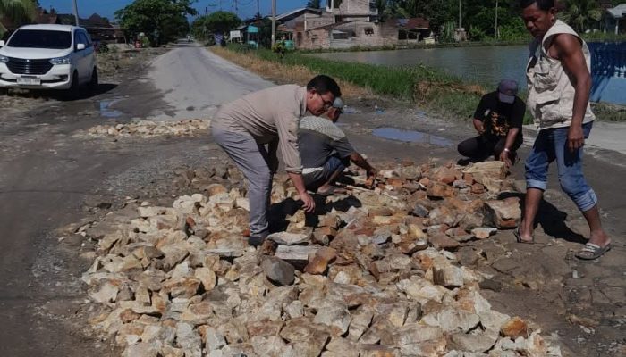 Warga Desa Silakkidir Swadaya Perbaiki Jalan Protokol Rusak, Minta Pemkab Simalungun Segera Turun Tangan
