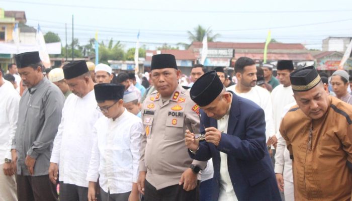 Kapolres Simalungun dan Forkopimda Sholat Idul Adha Bersama Ribuan Warga di Lapangan Rambung Merah