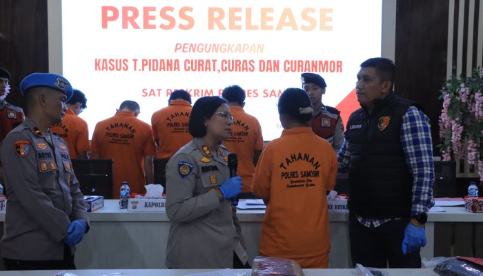 Polres Samosir Gelar Konferensi Pers, Ungkap 3 Kasus Pencurian dengan 6 Tersangka