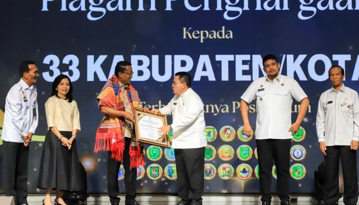 Wali Kota Siantar Wesly Silalahi Menerima Piagam Penghargaan Menkum RI, Posbakum 100% Terisi di Semua Kelurahan