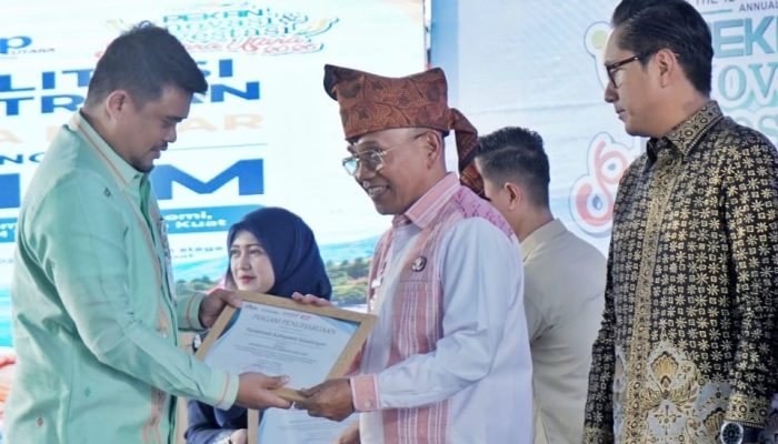 Pemkab Simalungun Raih Terbaik I Realisasi Investasi Terbesar Sumut 2025, Penghargaan Diserahkan Gubsu Bobby Nasution